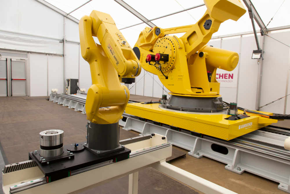 Vansichen a développé des lignes de transfert standard pour la gamme entière de robots FANUC – à gauche le plus petit UT25 (pour le LR-Mate), à droite le plus grand FT65 (pour le M-2000iA/2300)