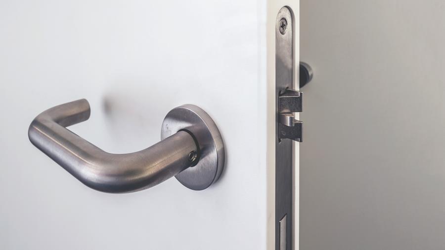 Comment installer correctement une porte coupe-feu ?