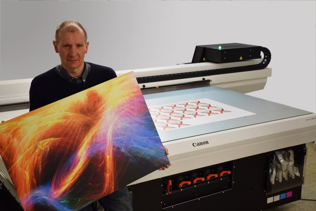 Complot choisit la nouvelle imprimante à plat Canon Arizona 1380GT.