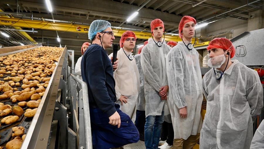 Studenten op bezoek bij voedingsbedrijven